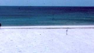 Watch the Las Horas video